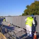 rabajadores aplicando imprimación de dos componentes en la barandilla del puente Itálica.