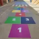 Pinturas Losan realizó la señalización de juegos infantiles en un colegio público de Pilas, destacando seguridad, sostenibilidad y calidad.