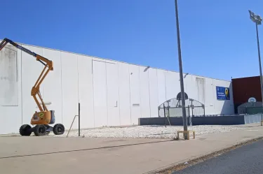 Fachada exterior de DECATHLON Huelva renovada tras la limpieza y pintura por Pinturas Losan