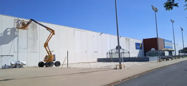 Fachada exterior de DECATHLON Huelva renovada tras la limpieza y pintura por Pinturas Losan