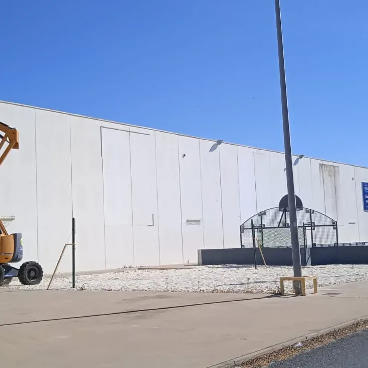 Limpieza y pintura de fachada DECATHLON Huelva por Pinturas Losan Fachada exterior de DECATHLON Huelva renovada tras la limpieza y pintura por Pinturas Losan