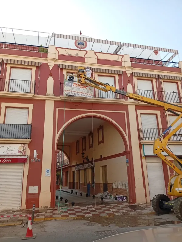 Pintura profesional de comunidades en Sevilla — Proyecto en Cantillana