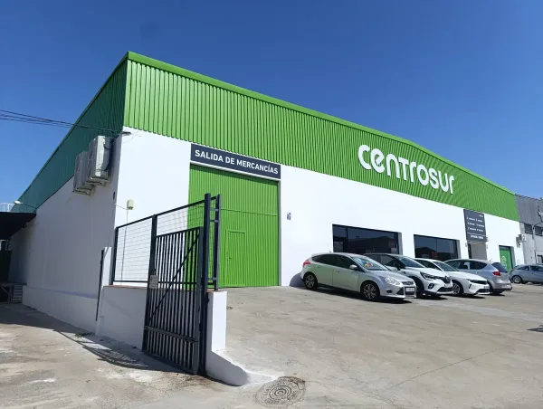 Pinturas Losan rehabilita acceso de muelle en CENTROSUR Sevilla con pintura decorativa y rotulación.