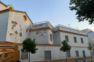 achada de la Parroquia San Gonzalo en proceso de rehabilitación por Pinturas Losan