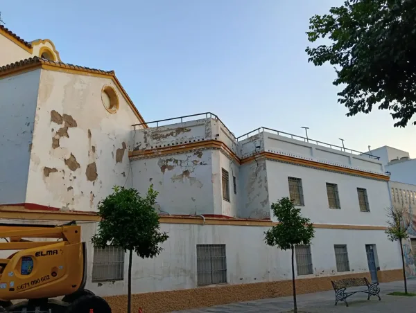 achada de la Parroquia San Gonzalo en proceso de rehabilitación por Pinturas Losan