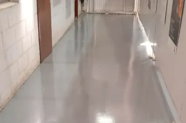 Aplicación de resina epoxi en suelo industrial