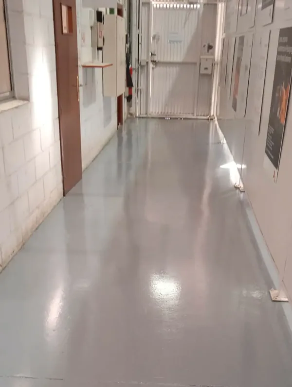 Aplicación de resina epoxi en suelo industrial