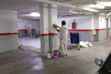 Aparcamiento en Sevilla antes de los trabajos de pintura y señalización.