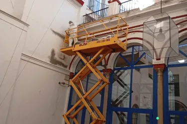 Acabado de pintura decorativa en muros del Hospital de la Caridad de Sevilla.