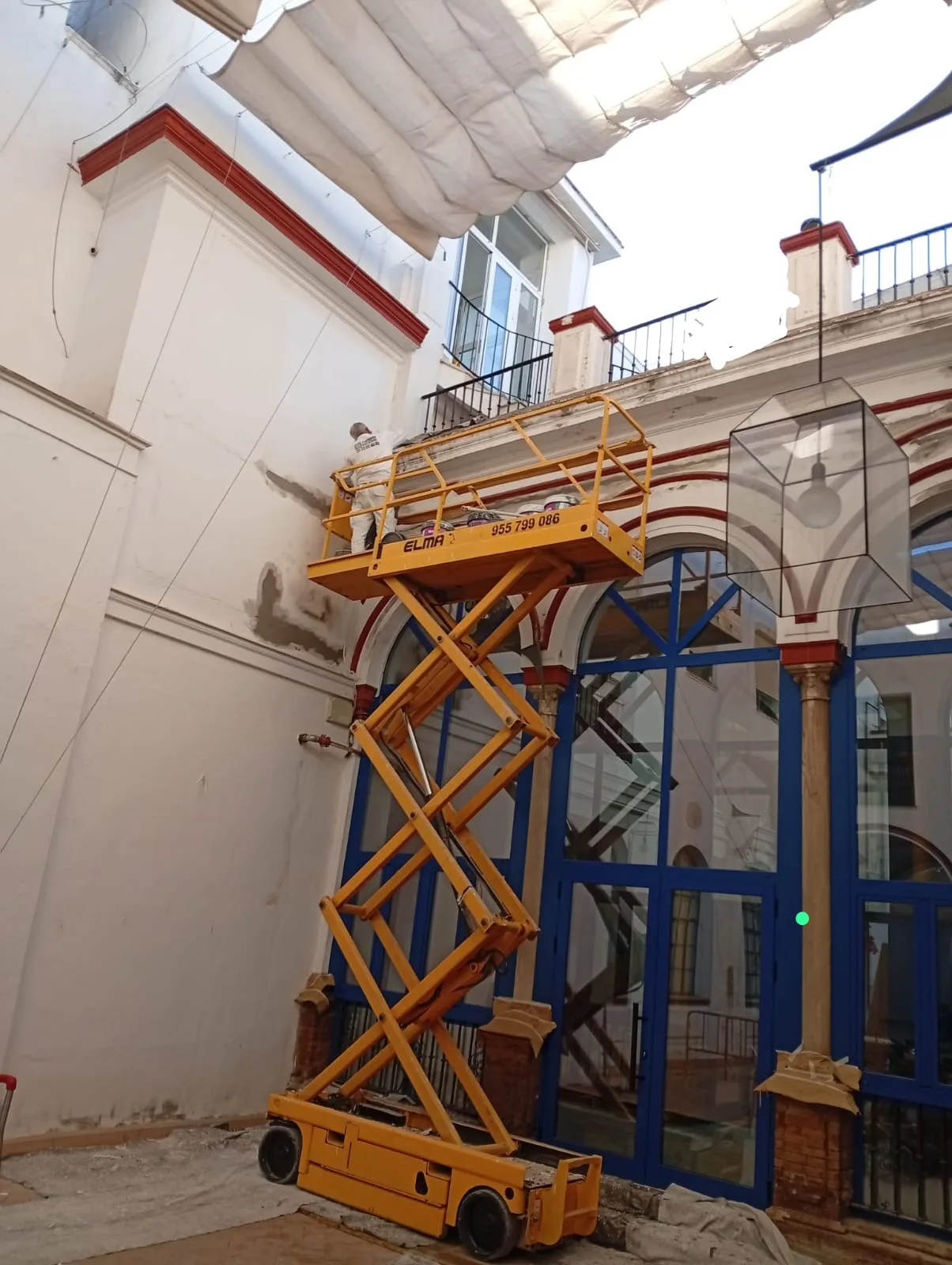 Acabado de pintura decorativa en muros del Hospital de la Caridad de Sevilla.