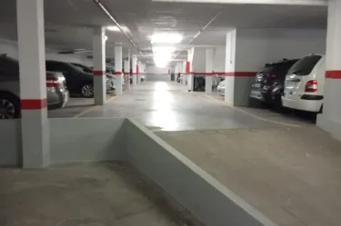 Parking de comunidad en Sevilla con pintura renovada y señalización horizontal recién aplicada.