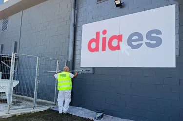 Fachadas de supermercados DIA en Sevilla pintadas por Pinturas Losan.