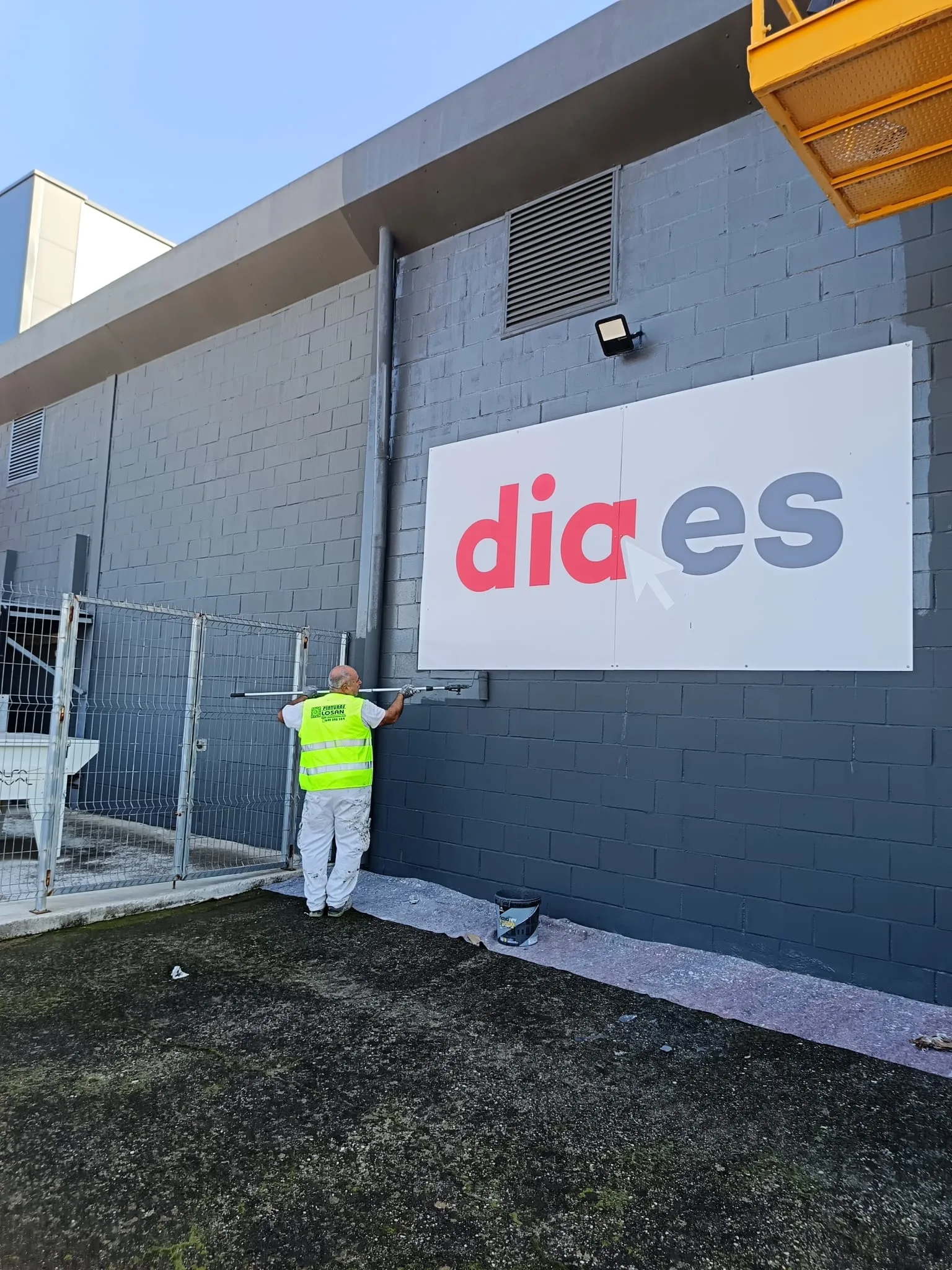 Fachadas de supermercados DIA en Sevilla pintadas por Pinturas Losan.