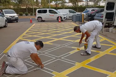 Delimitación y señalización exterior del aparcamiento de la nave Electrostocks Sevilla con marcas horizontales y pintura resistente.