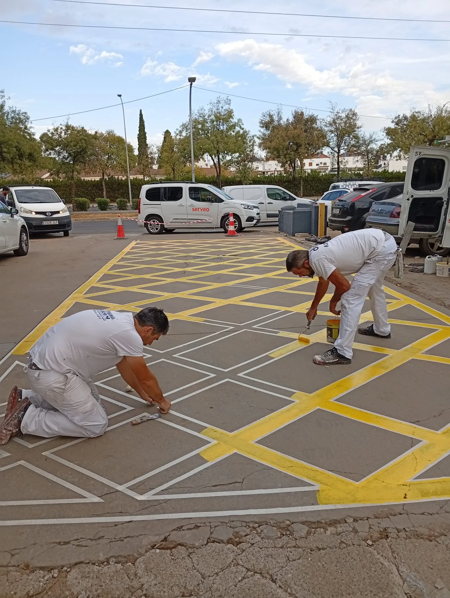 Delimitación y señalización exterior del aparcamiento de la nave Electrostocks Sevilla con marcas horizontales y pintura resistente.