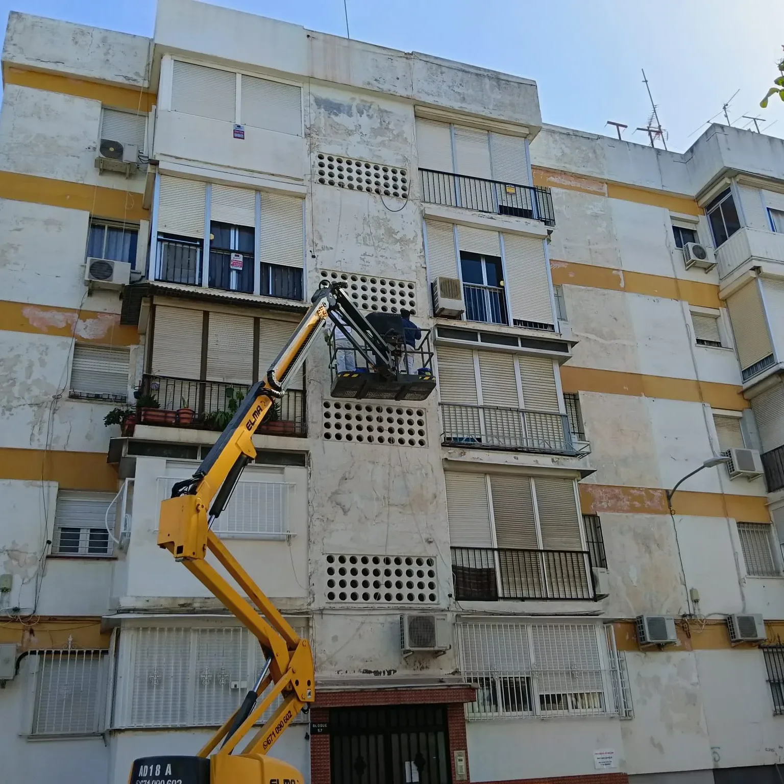 Rehabilitación de fachada en comunidad de vecinos en Sevilla rehabilitación fachada comunidad propietarios Sevilla